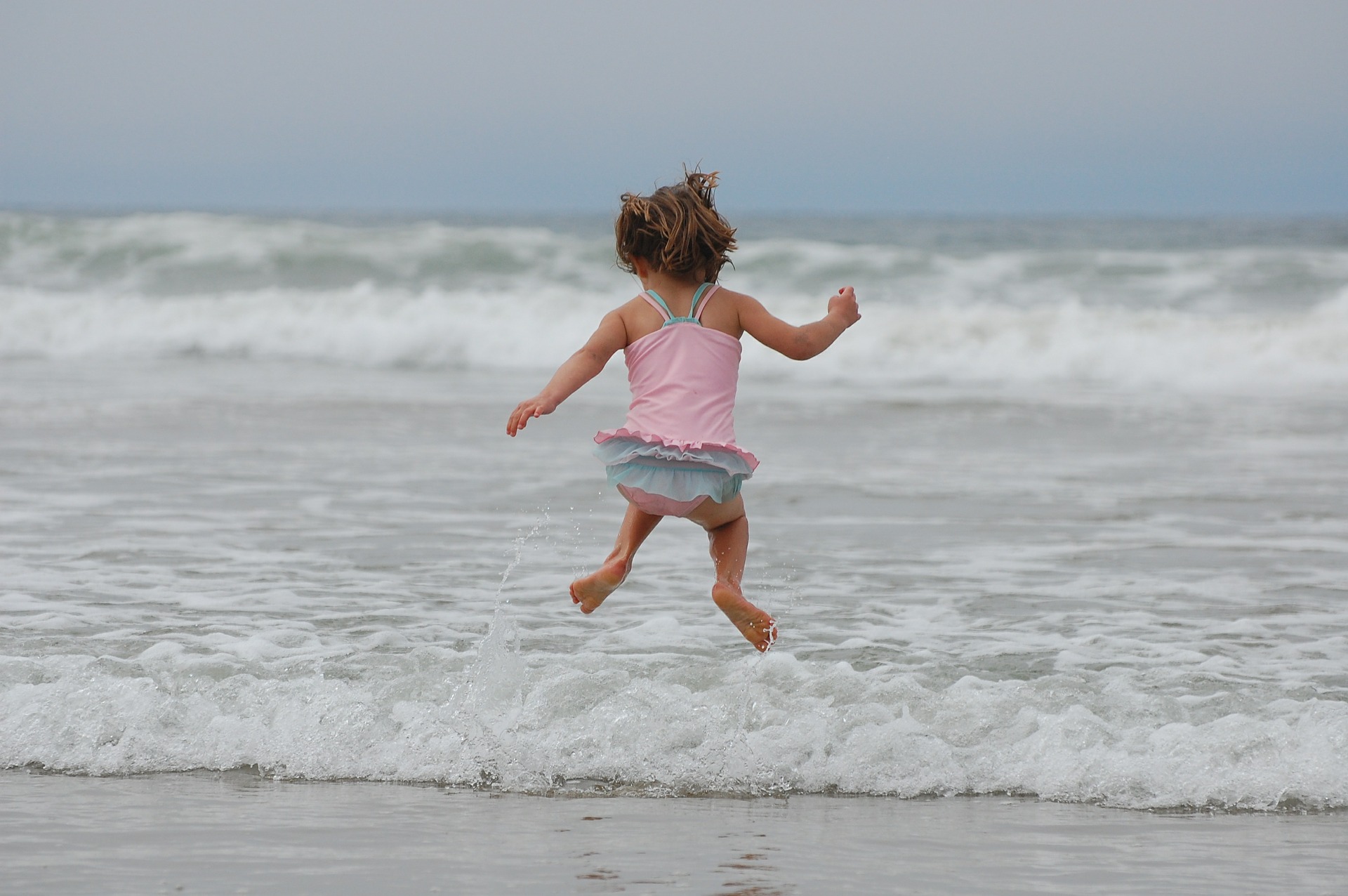 Meisje springt in het water
